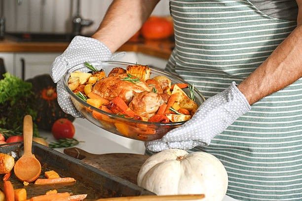 Thanksgiving Safety Tips: Prevent Injuries While Cooking, Cleaning & Lifting